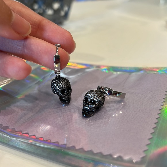 Black crystal silver pavé skull earrings with silver rhodium huggie. Handmade - Picture 2 of 6
